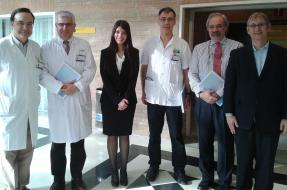 La Dra. Vanessa Díaz Ravetllat amb els directors de tesi i part del tribunal